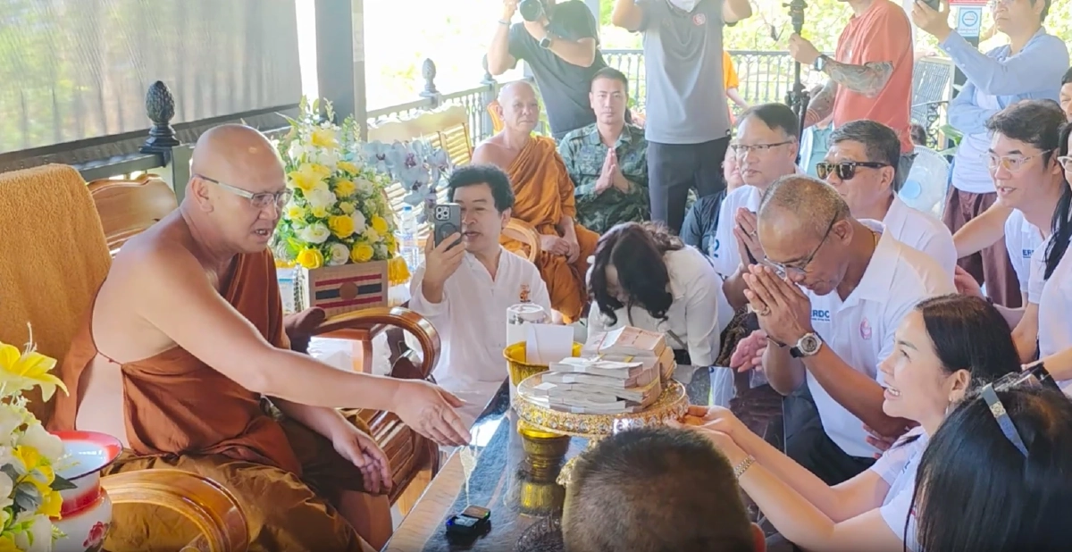 หลวงตาสินทรัพย์มอบเงิน 2.5 ล้านหนุนทหารทำถนนชายแดนเฟส 2