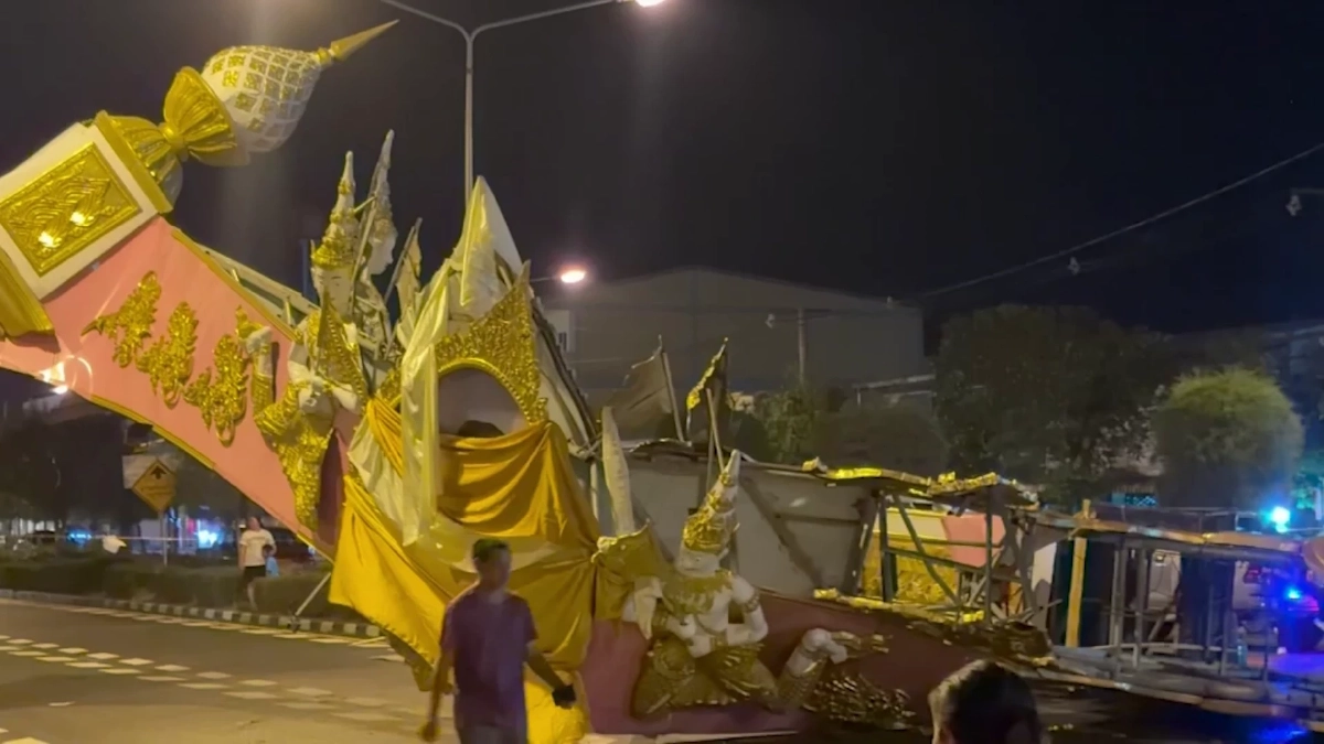 พายุถล่มขุขันธ์ซุ้มประตูเมืองพังยับขวางถนน 4 เลน โชคดีไร้เจ็บ