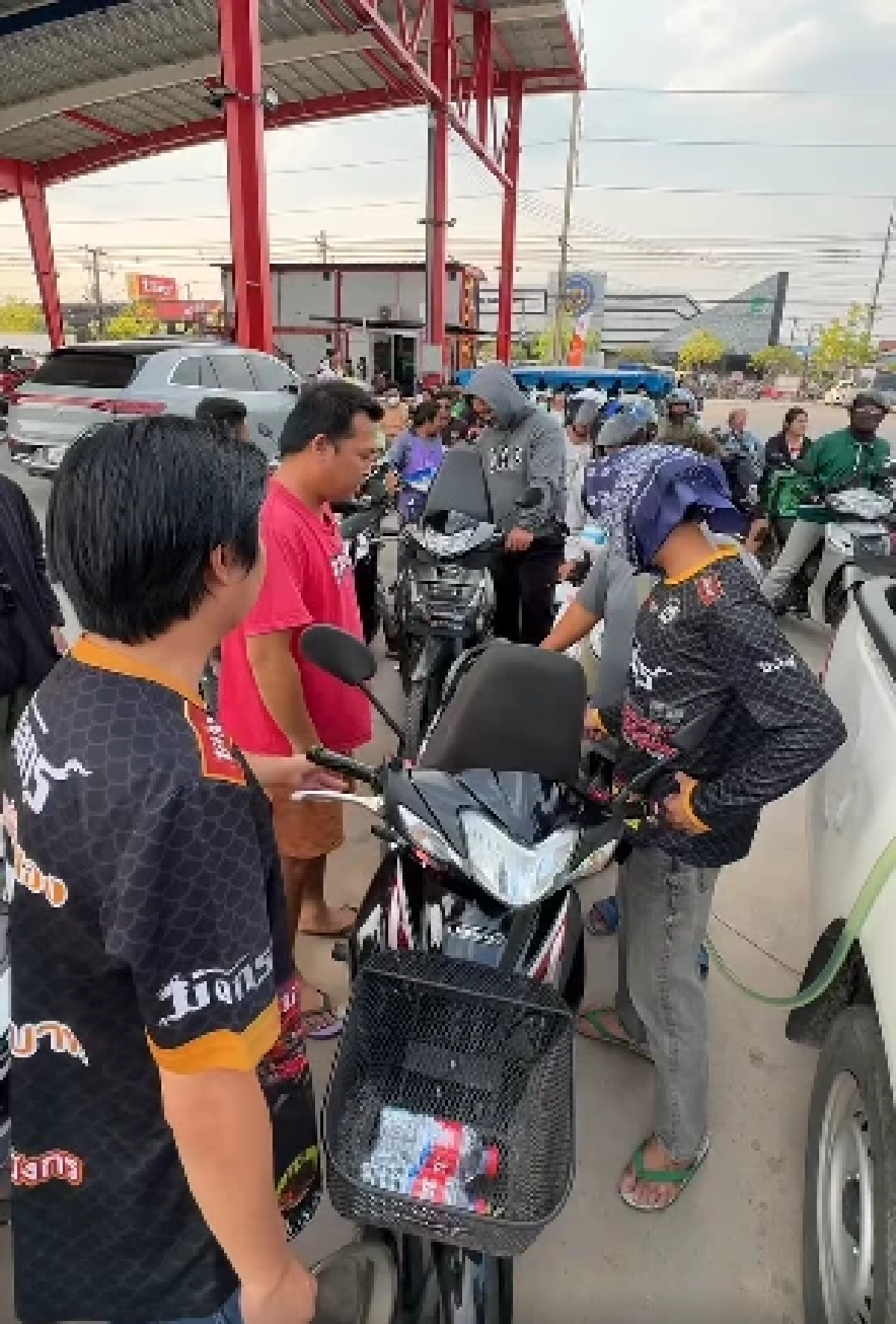 น้ำใจคนไทย "เสี่ยเล่" เปิดเติมน้ำมันเต็มถังแค่ 7 บาท ช่วยชาวบ้าน