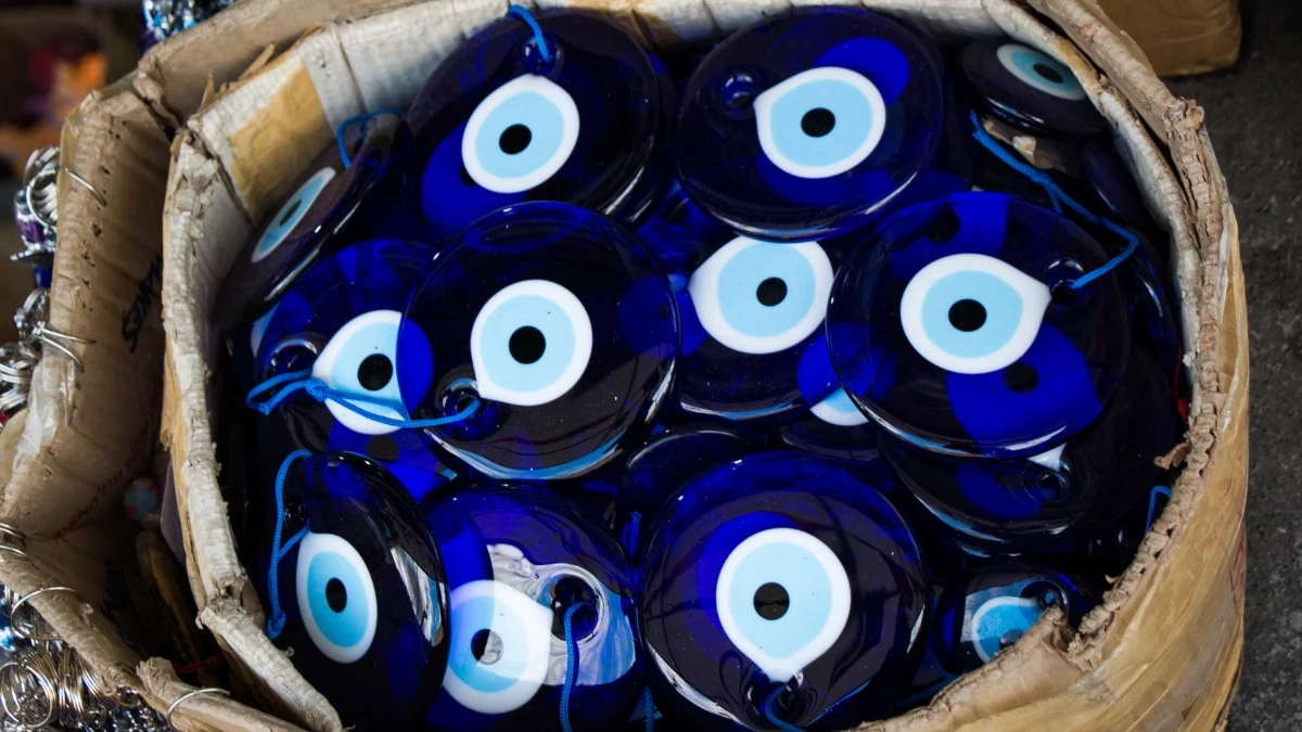 คืออะไร? เปิดตำนานดวงตาสีฟ้า เครื่องรางยอดนิยมจากตุรกี