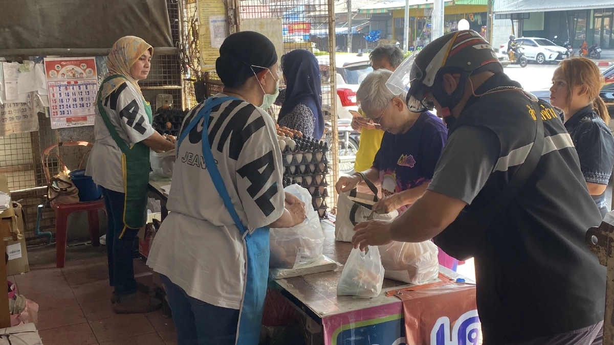 ราคาน้ำมันพ่นพิษ! ไข่ไก่นราฯ พุ่งไม่หยุด ชาวบ้านแห่ตุนรับเช็งเม้ง