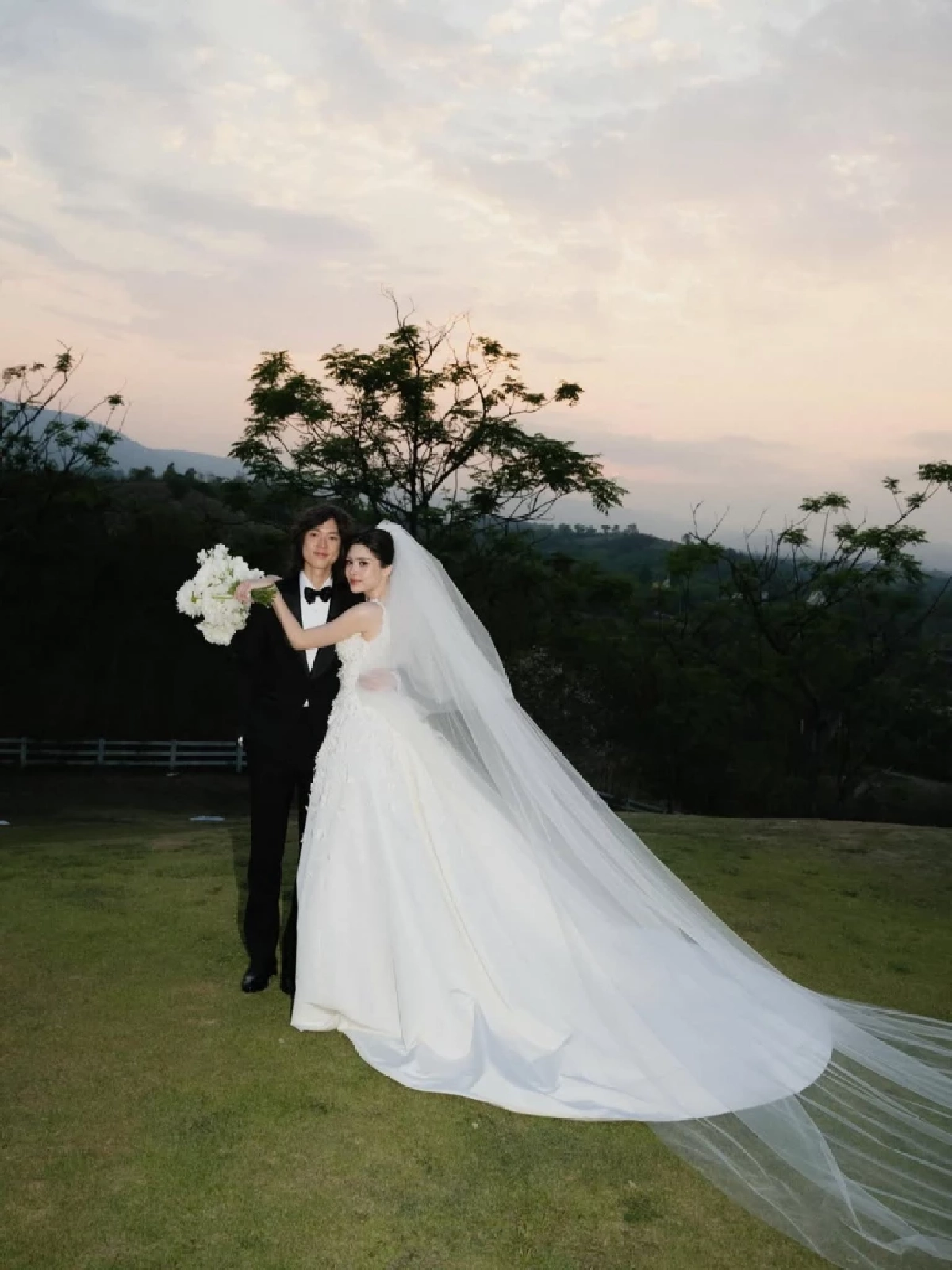 มิลลี่ คามิลล่า จับมือ “ระฟ้า” ทายาทอากู๋ แกรมมี่ เริ่มต้นชีวิตคู่