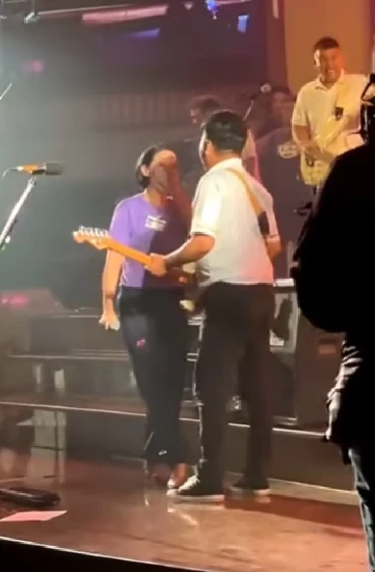 ส่องภาพล่าสุด ปุ๊กกี้ ปริศนา ขึ้นเวทีร้องเพลง เสก โลโซ เล่นกีตาร์ให้