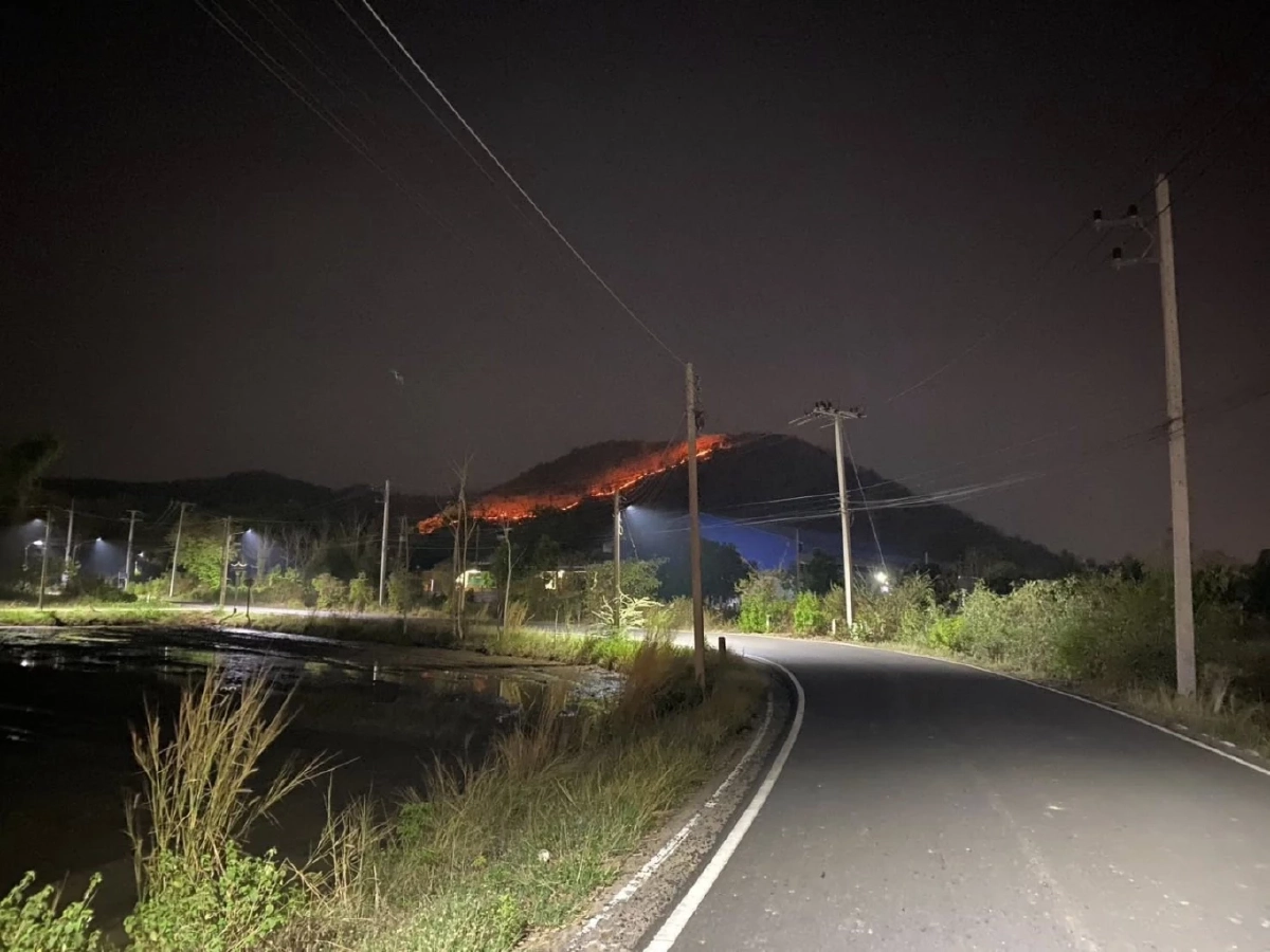 ไฟไหม้ เขาหลวง ราชบุรี กลางดึก พื้นที่สูงชันดับยาก เฝ้าระวัง 24 ชม.