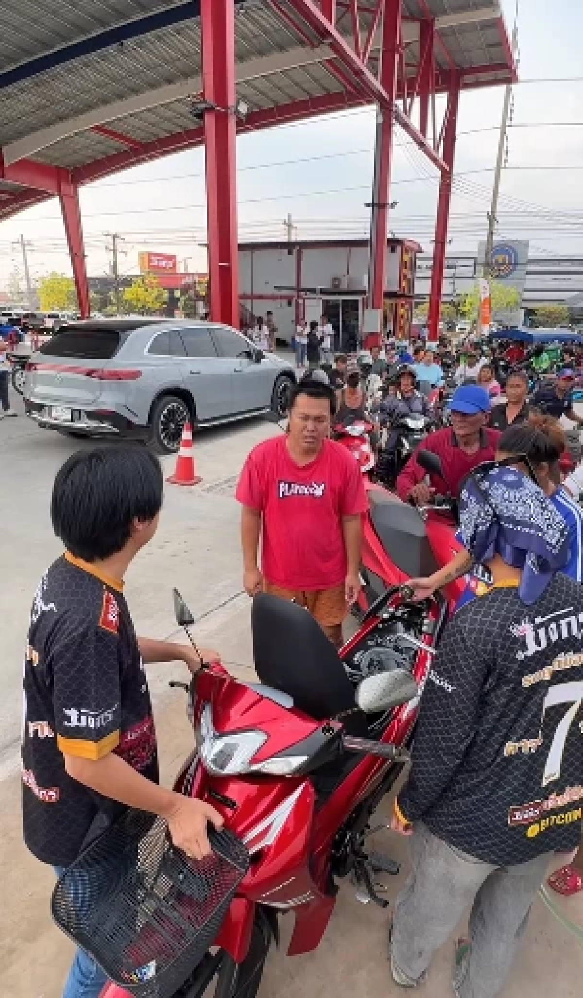 น้ำใจคนไทย "เสี่ยเล่" เปิดเติมน้ำมันเต็มถังแค่ 7 บาท ช่วยชาวบ้าน