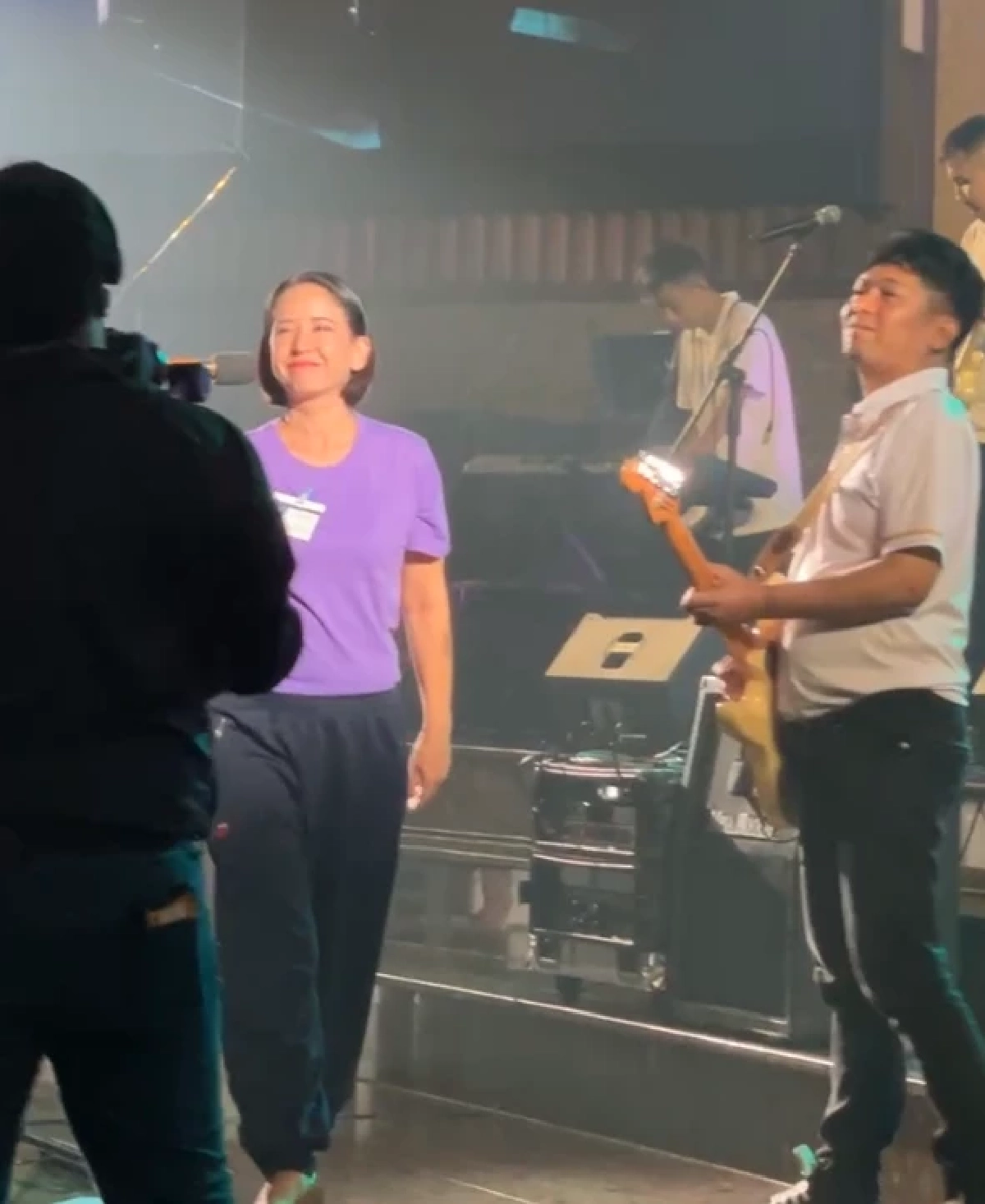 ส่องภาพล่าสุด ปุ๊กกี้ ปริศนา ขึ้นเวทีร้องเพลง เสก โลโซ เล่นกีตาร์ให้