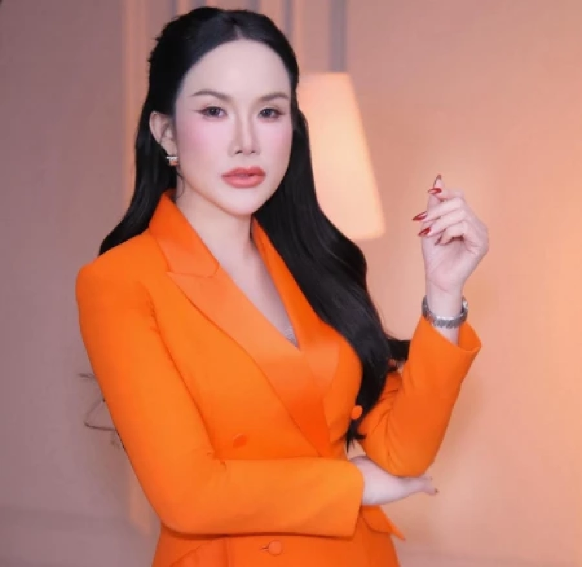 เจอแล้วชุดเจ้าปัญหา "โค้ชส้ม" ใส่วันประชุมงาน "นาวินต้าร์"