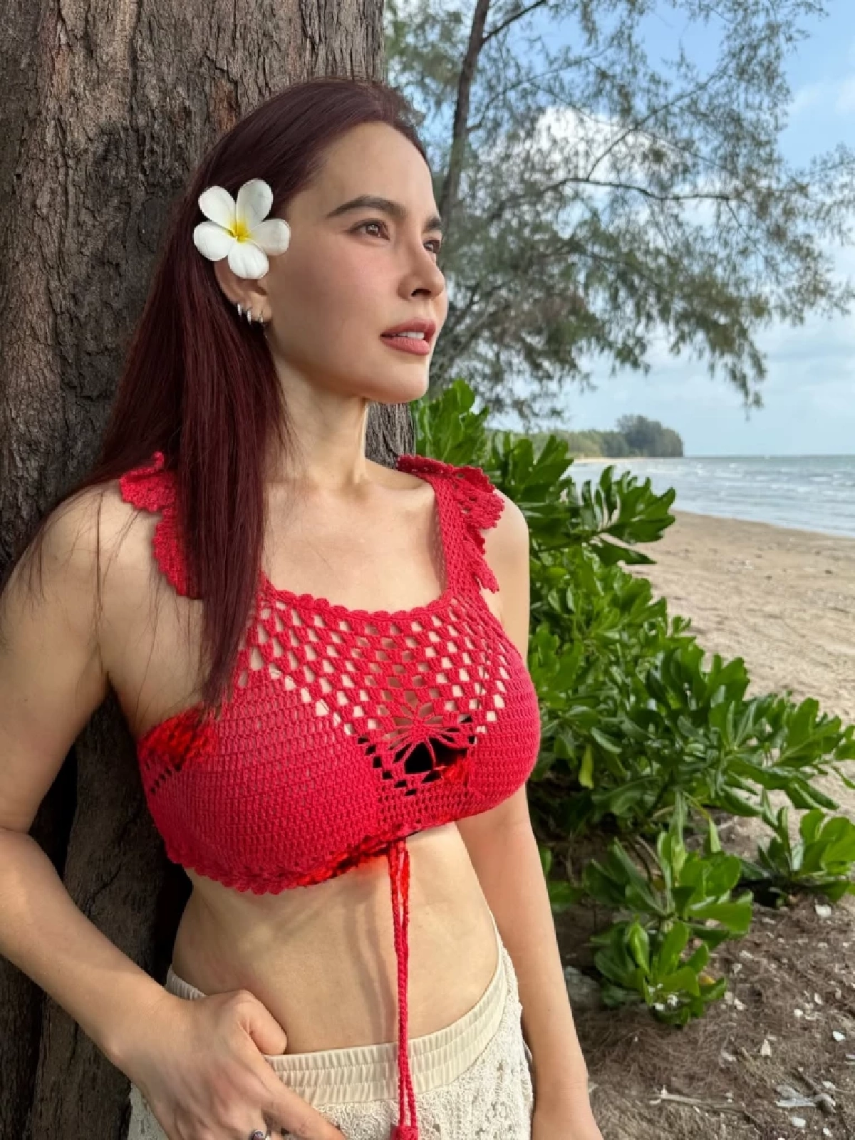 “มาช่า วัฒนพานิช” นั่งชิลริมหาดเจ้าหลาว สวยสะกดทุกสายตา