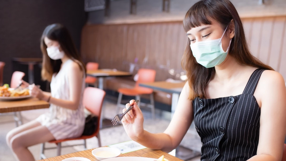 ดราม่าที่ทำงาน พนักงานสาวโดนเตือน เพราะไม่กินข้าวกลางวันกับทีม