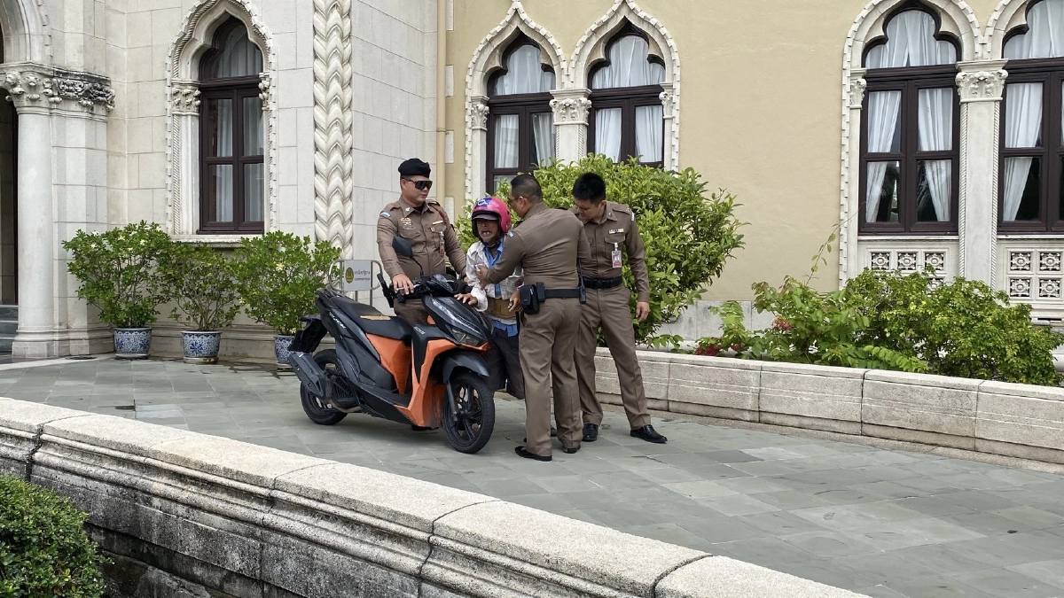 วุ่น! ลุงขี่จยย.ติดสติกเกอร์คนพิการ บุกทำเนียบ ตะโกนเรียกอนุทิน