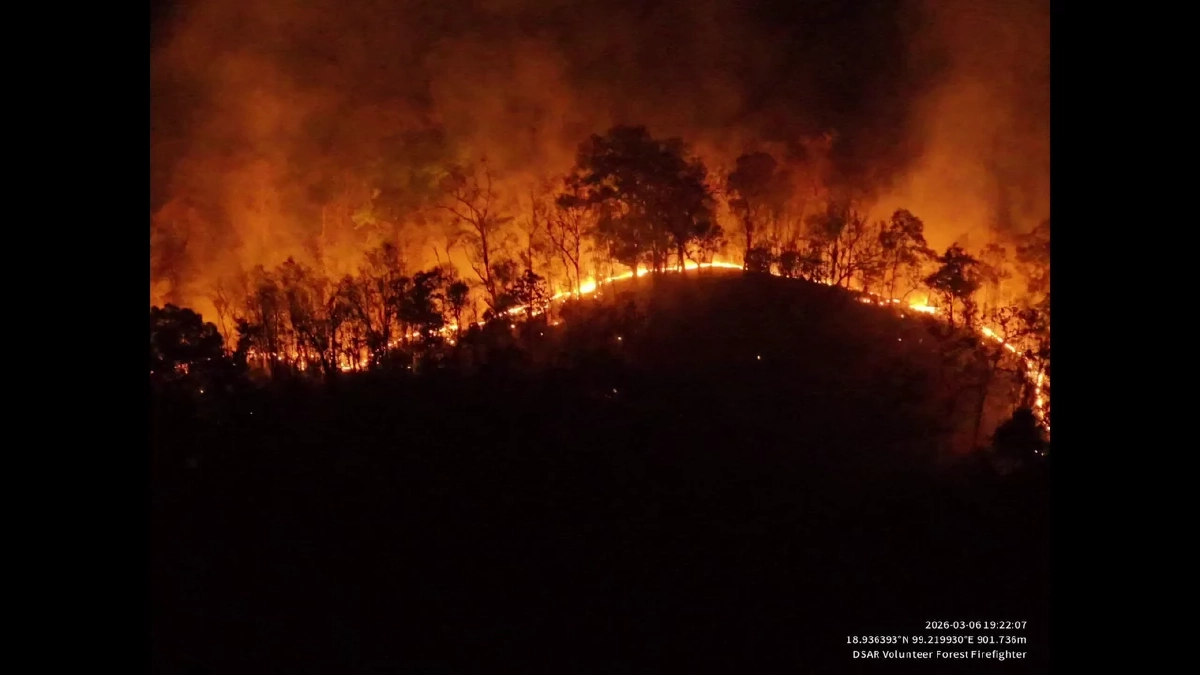 โดรนแฉภาพชายชุดดำลอบเผาป่าดอยสะเก็ด จนท.ระดมกำลังไล่ล่า
