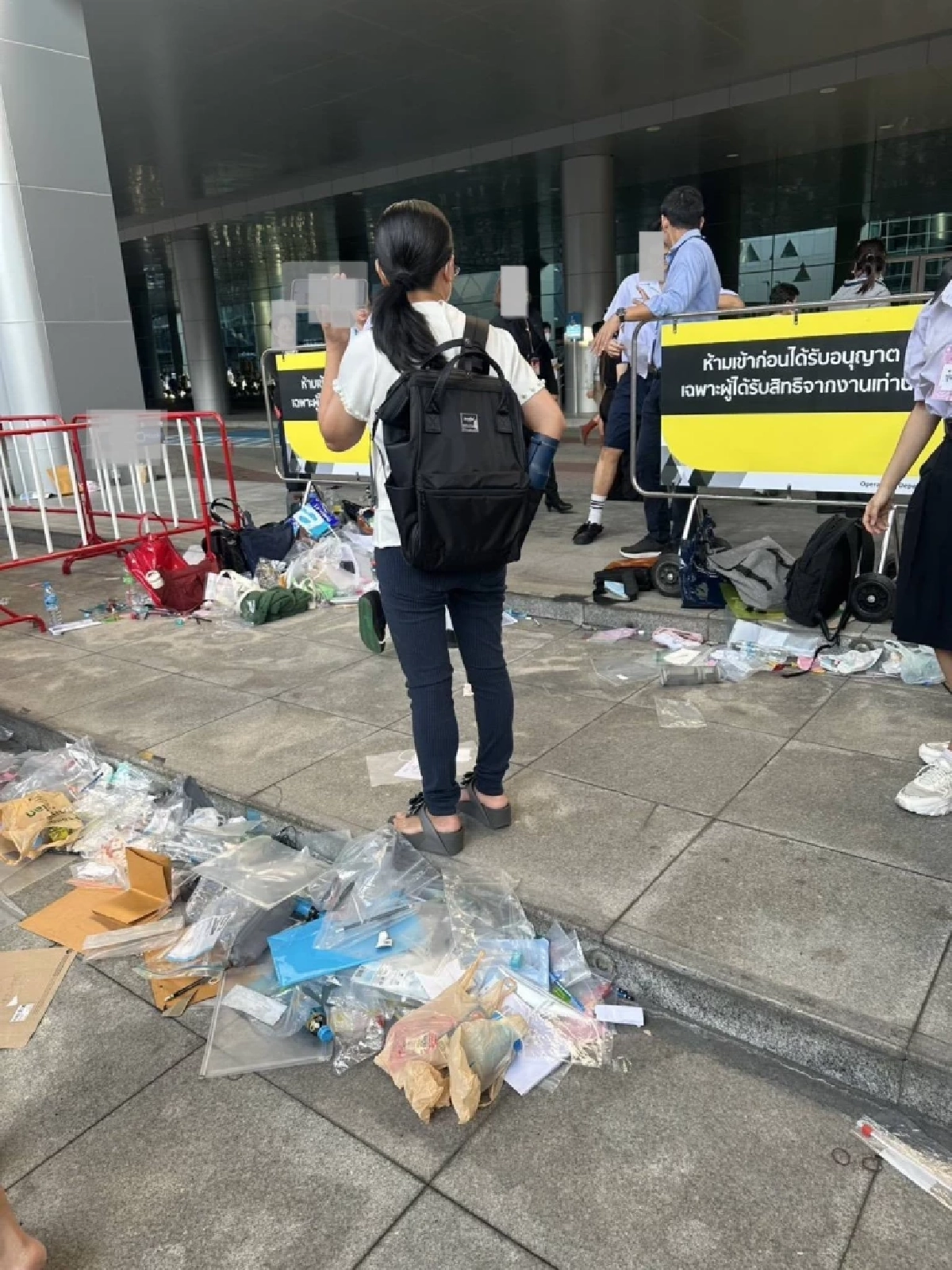 โซเชียลซัดเดือด สอบเข้าโรงเรียนดัง ห้ามพกเงินสด นักเรียนแห่ทิ้ง