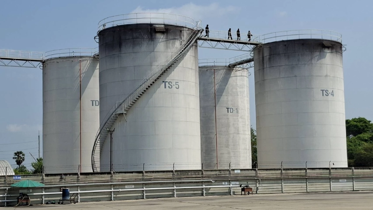 ปคบ.ตรวจสอบบริษัทน้ำมัน พบซุกสต็อกกว่า3 แสนลิตร มูลค่า 12 ล้านบาท