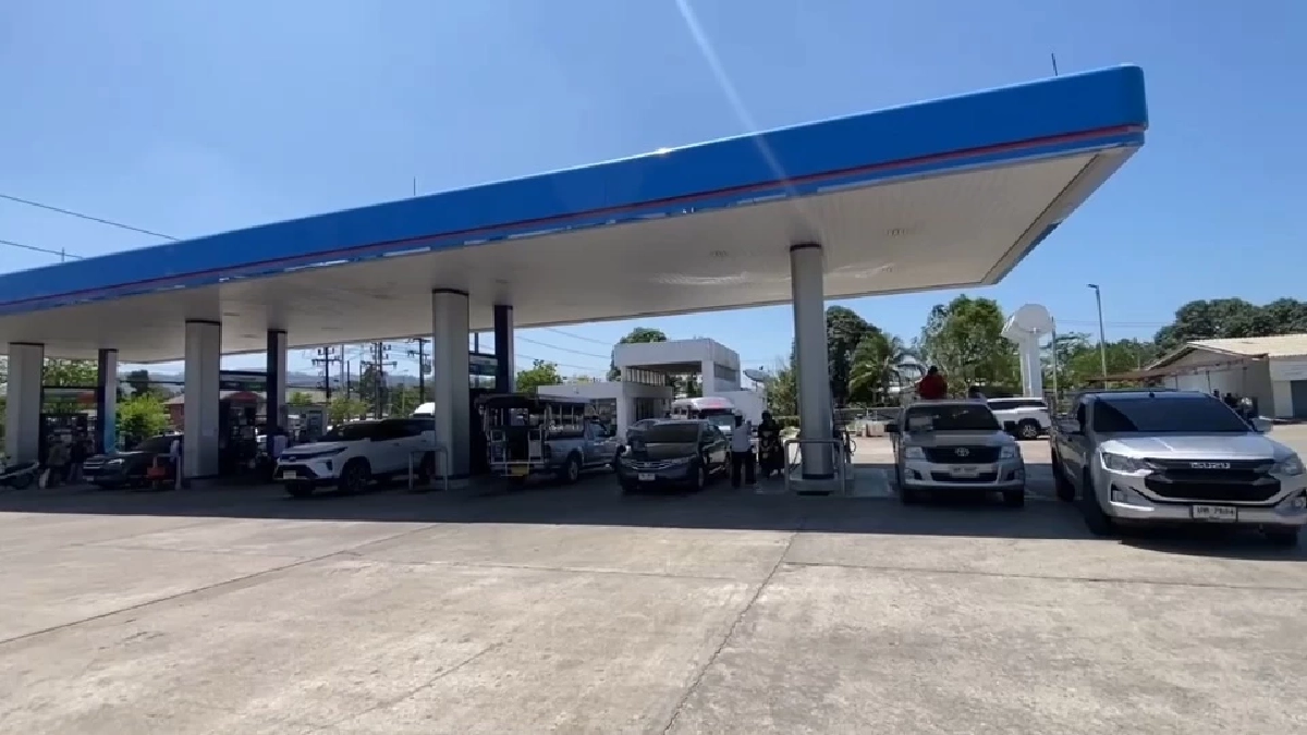 เขาหลักวุ่น! ปชช. แห่เติมน้ำมันล้นถนน หลังกังวลน้ำมันสำรอง 61 วัน