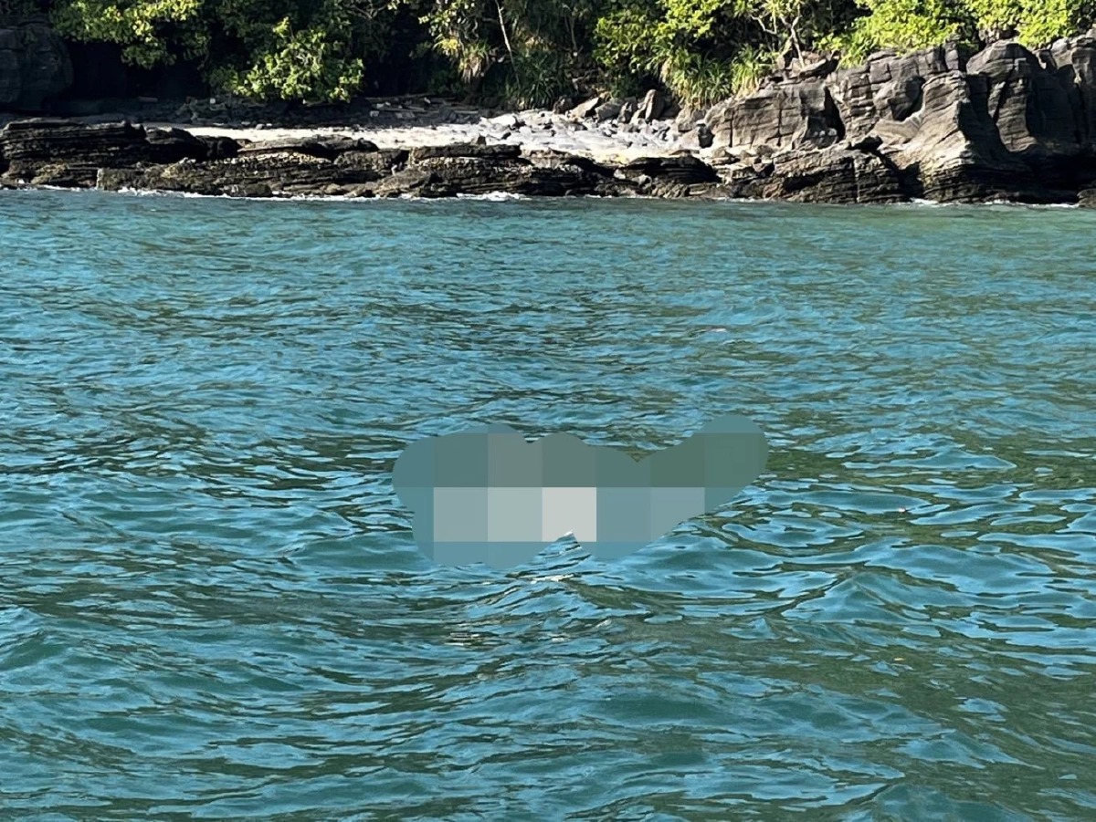 ระทึก พบร่างลอยทะเลใกล้เกาะตะรุเตา เสื้อมีตราหน่วยงาน