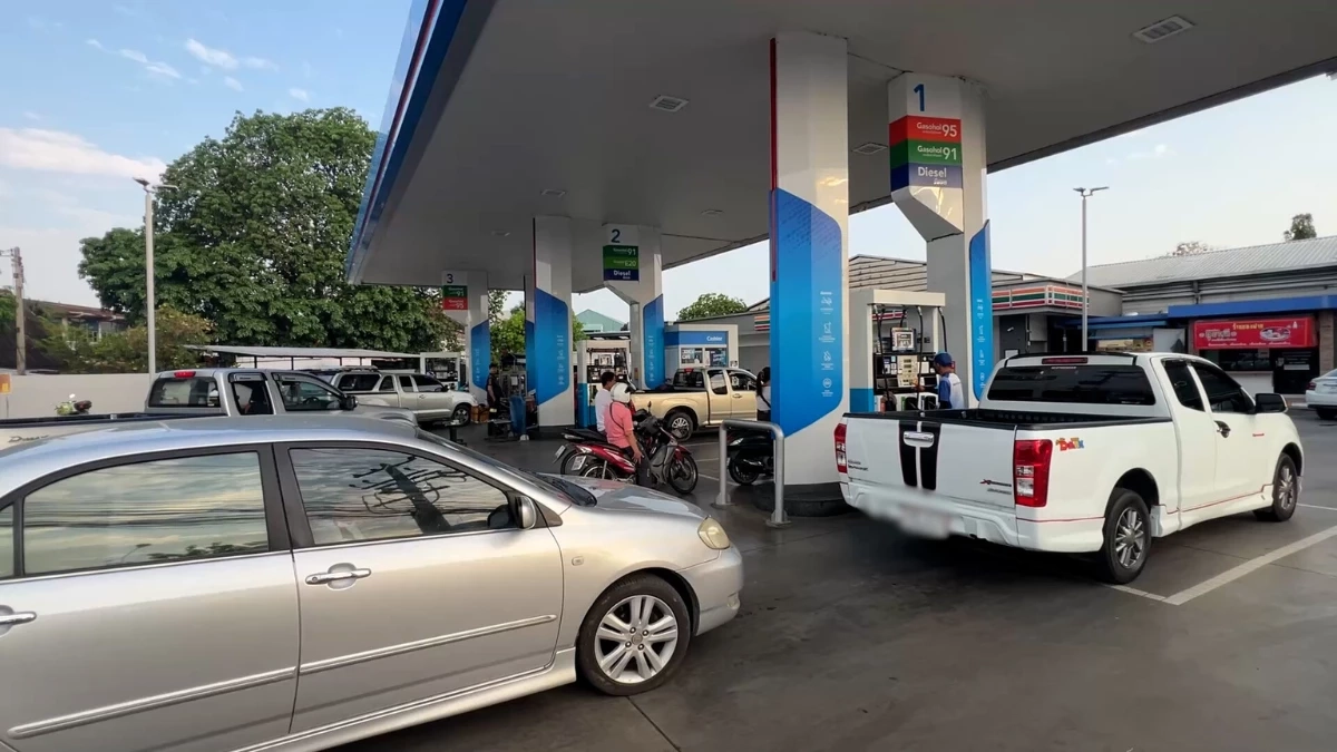 ชัยนาทแห่เติมน้ำมันล้นปั๊ม หวั่นราคาพุ่งหลังจบตรึงราคา 16 มี.ค.