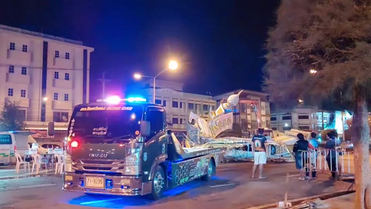 พายุถล่มขุขันธ์ซุ้มประตูเมืองพังยับขวางถนน 4 เลน โชคดีไร้เจ็บ