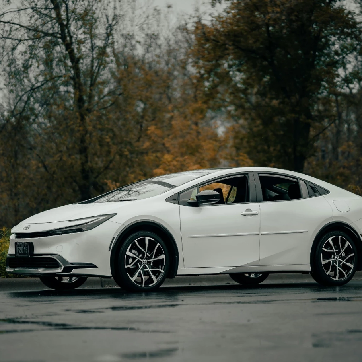 เทียบชัด รถสีขาว vs สีดำ สีไหนดูแลยากกว่าและคุ้มค่ากว่ากัน