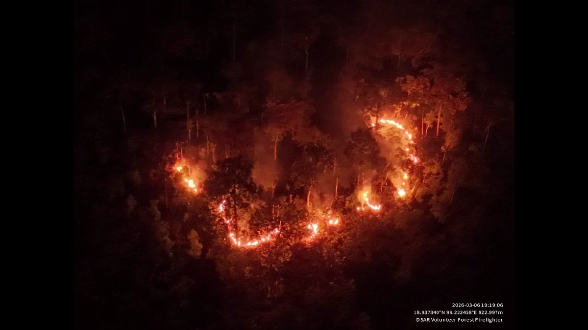 โดรนแฉภาพชายชุดดำลอบเผาป่าดอยสะเก็ด จนท.ระดมกำลังไล่ล่า