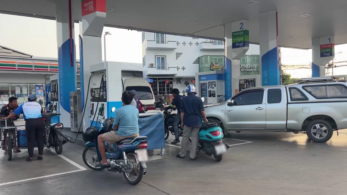 ชัยนาทแห่เติมน้ำมันล้นปั๊ม หวั่นราคาพุ่งหลังจบตรึงราคา 16 มี.ค.