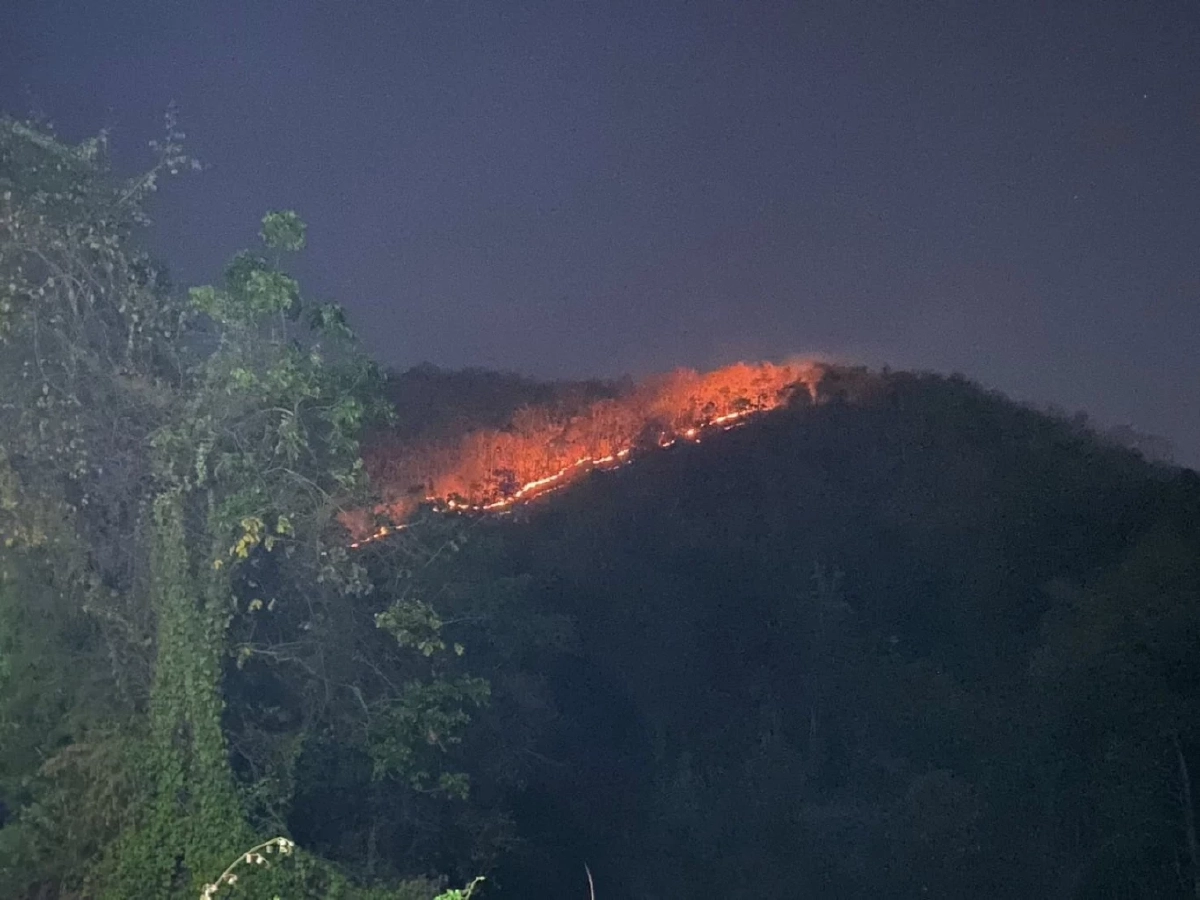 ไฟไหม้ เขาหลวง ราชบุรี กลางดึก พื้นที่สูงชันดับยาก เฝ้าระวัง 24 ชม.