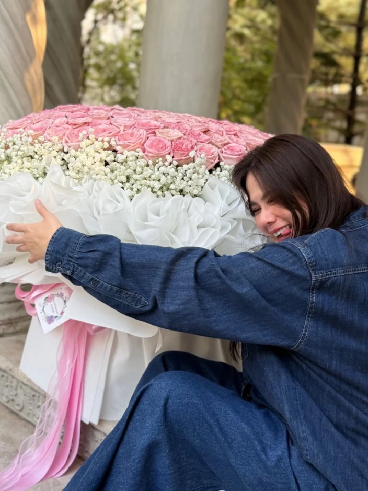 รักเงียบแต่ยาวนาน ติ๊ก กัญญารัตน์ ฉลองรัก 25 ปี เผยโฉมหวานใจ 