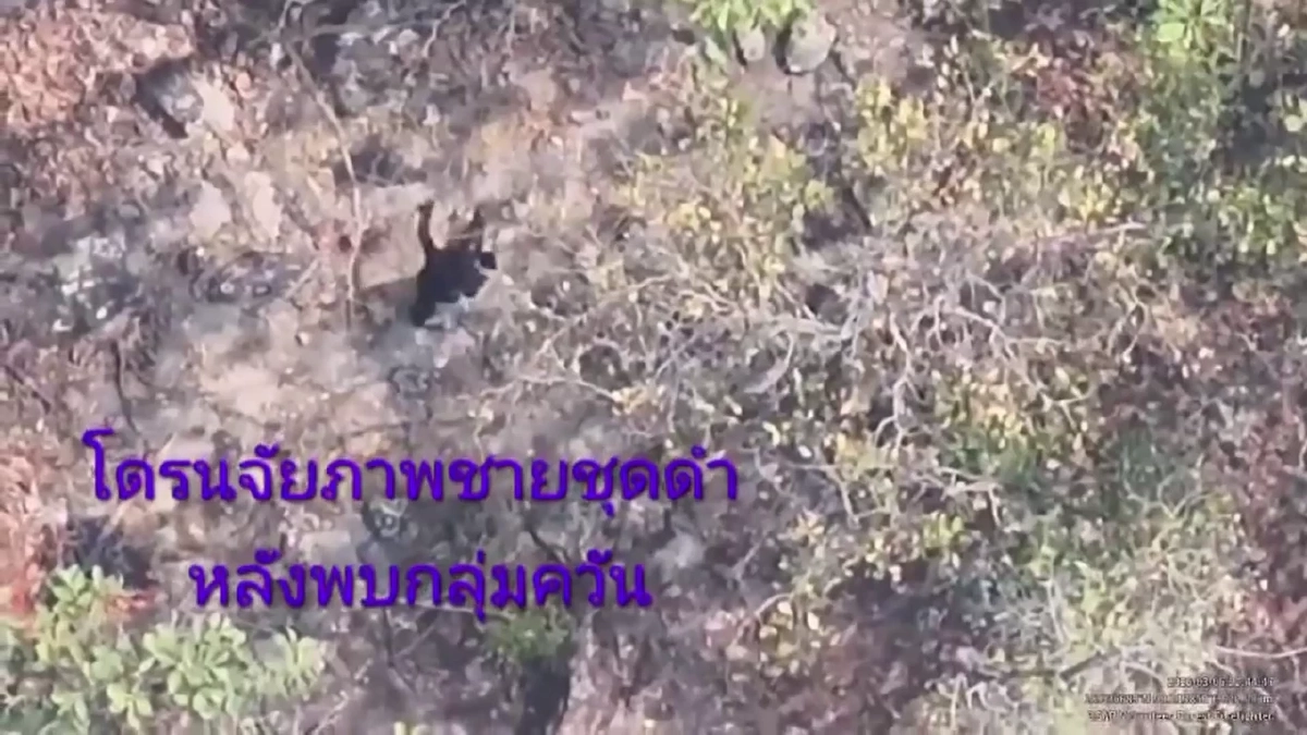โดรนแฉภาพชายชุดดำลอบเผาป่าดอยสะเก็ด จนท.ระดมกำลังไล่ล่า