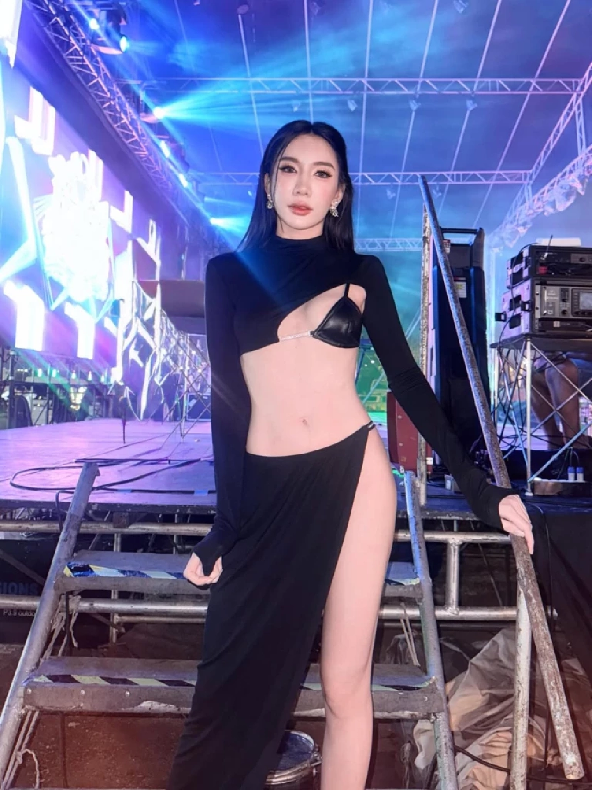 “เบนซ์ พริกไทย” จัดลุคเซ็กซี่ขึ้นเวที โดนตั้งคำถามแรงเกินไปไหม