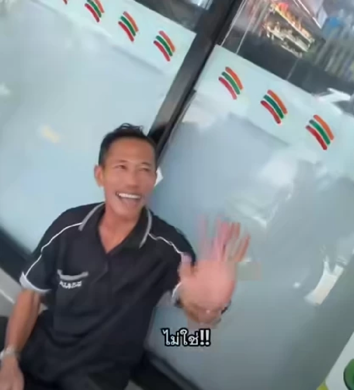 หายสงสัยอาชีพแท้จริง ชายนั่งหน้าร้านสะดวกซื้อ รู้แล้วเป็นใคร