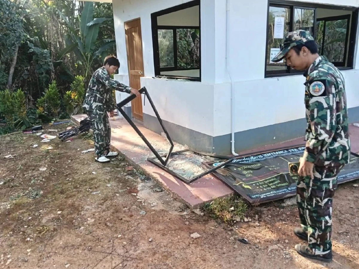 สั่งปิดด่วน! น้ำตกนางครวญระทึก โขลงช้างป่าบุกยึดพื้นที่