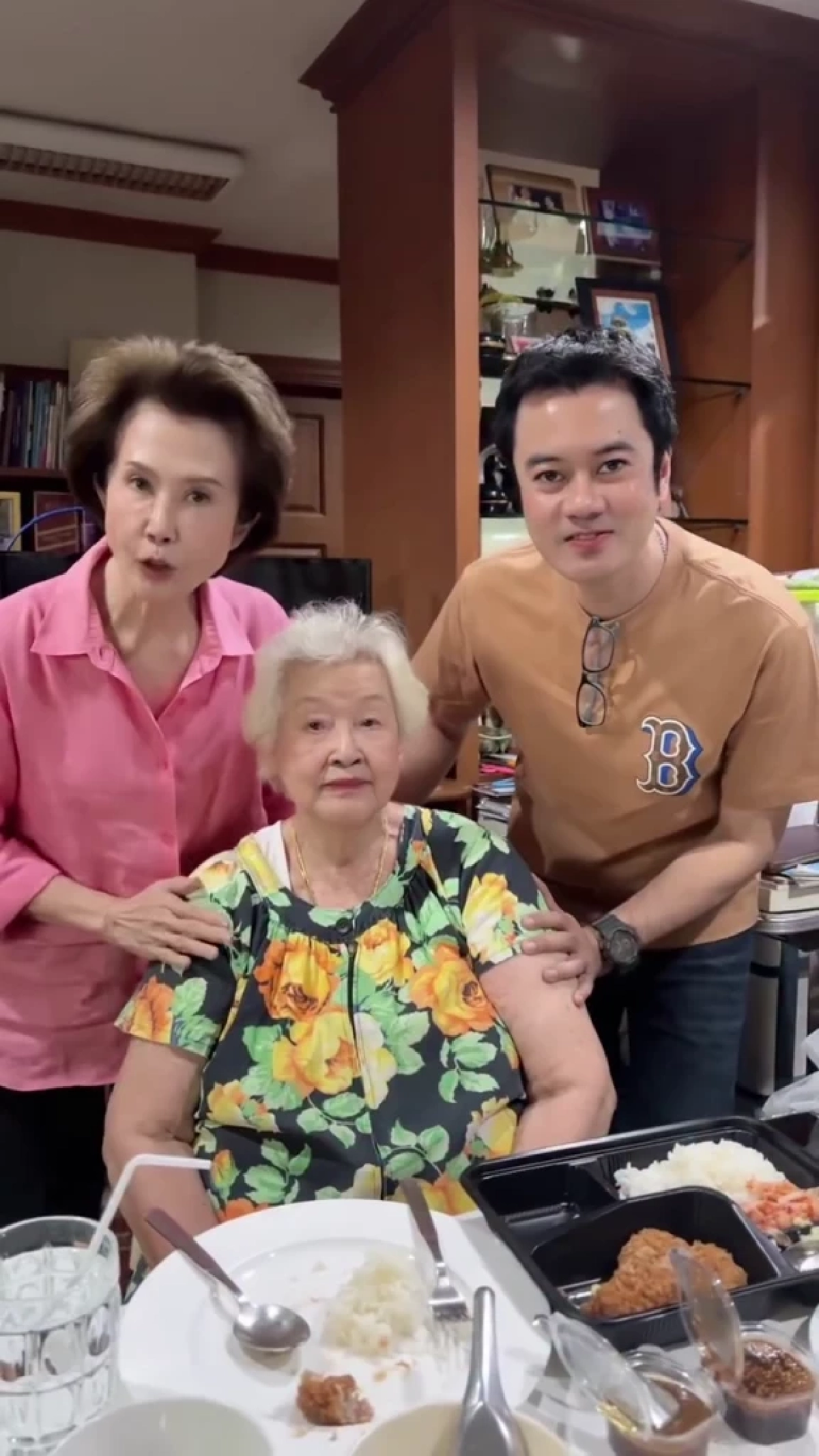 “ดวงดาว จารุจินดา” เผยโมเมนต์อบอุ่น ฉลองวันเกิดคุณแม่วัย 97 ปี