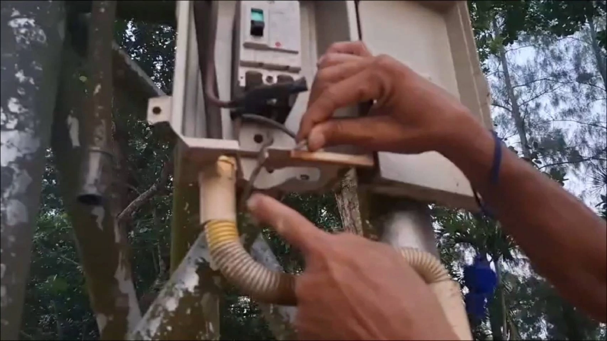 โค้ชบอลโวยโจรตัดสายไฟชุมชนในยางมืดสนิท เด็กขาดที่ซ้อมกีฬา