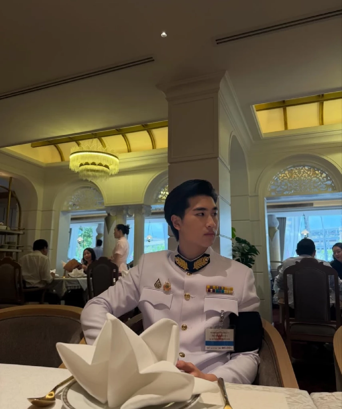 “โรเตอร์ ทองเจือ” เปลี่ยนลุคนักแข่งรถ สู่ลุคทางการสุดเนี้ยบ