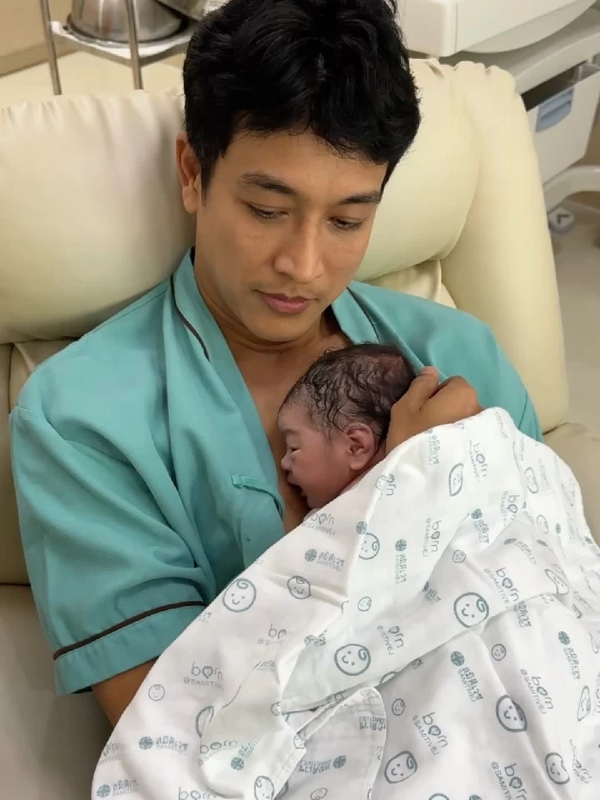 โมเมนต์คุณพ่อมือใหม่ “กอล์ฟ” น้ำตาซึม ช่วยภรรยาคลอดธรรมชาติ