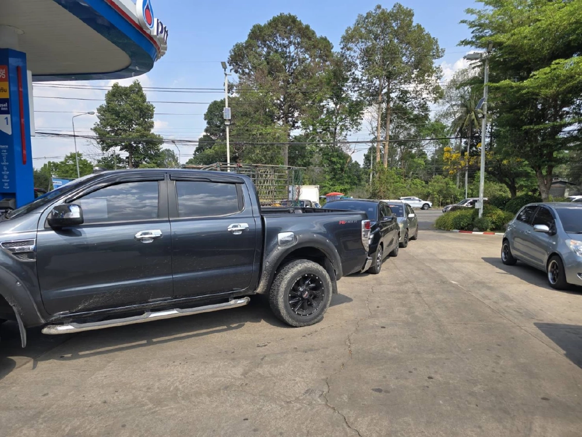 ชาวบ้านแห่กักตุนน้ำมัน ผวาสงครามซ้ำรอยชายแดนปะทะ