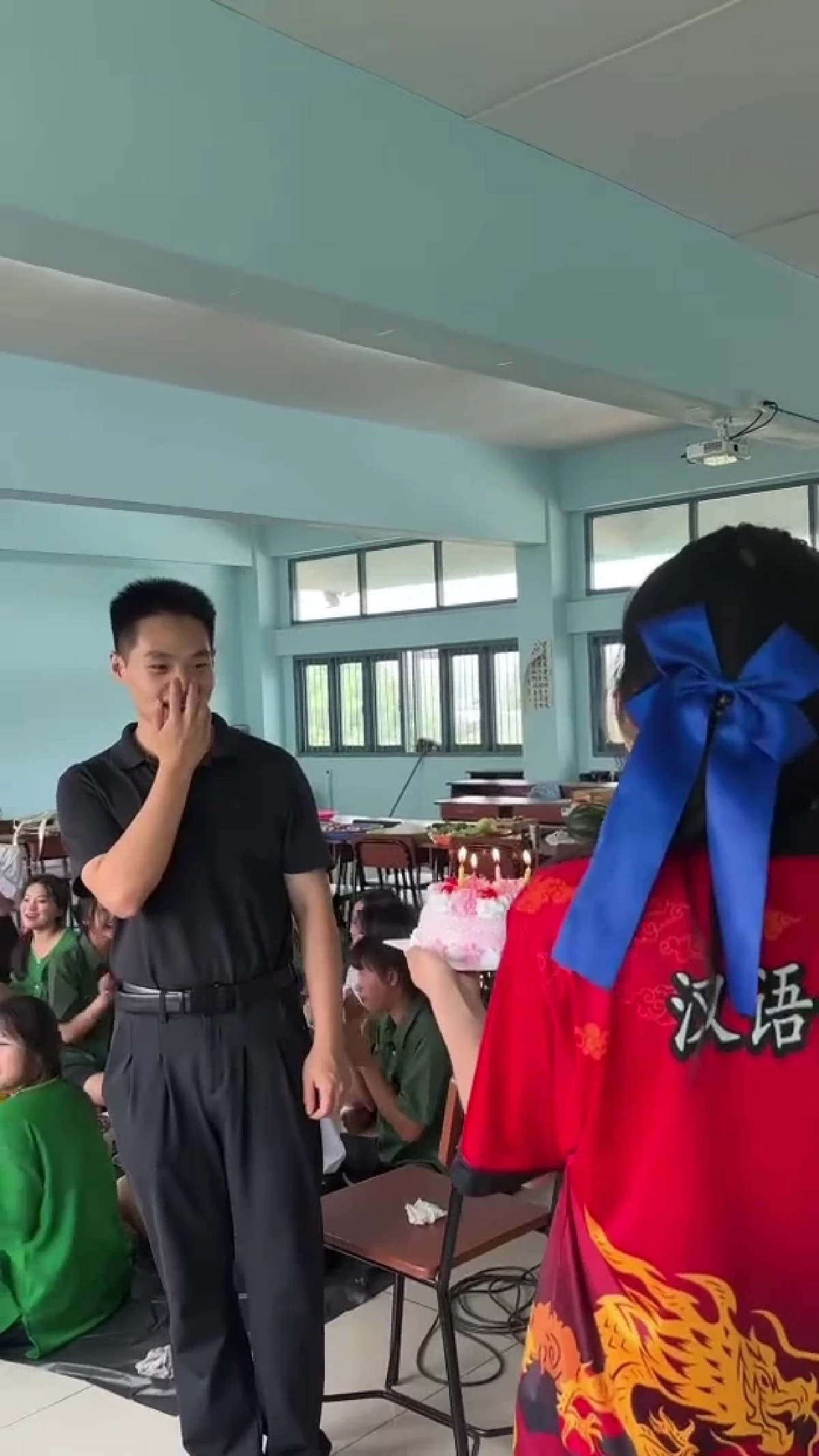 นักเรียนเซอร์ไพรส์เหล่าซือจีน เค้กวันเกิดก้อนแรกในชีวิต  