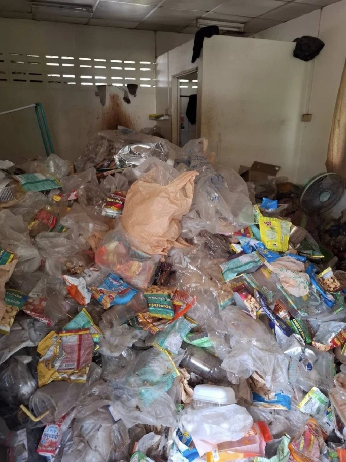 เจ้าของห้องลมแทบจับ หนุ่มค้างค่าเช่า 1.6 หมื่น ทิ้งขยะกองมหึมา