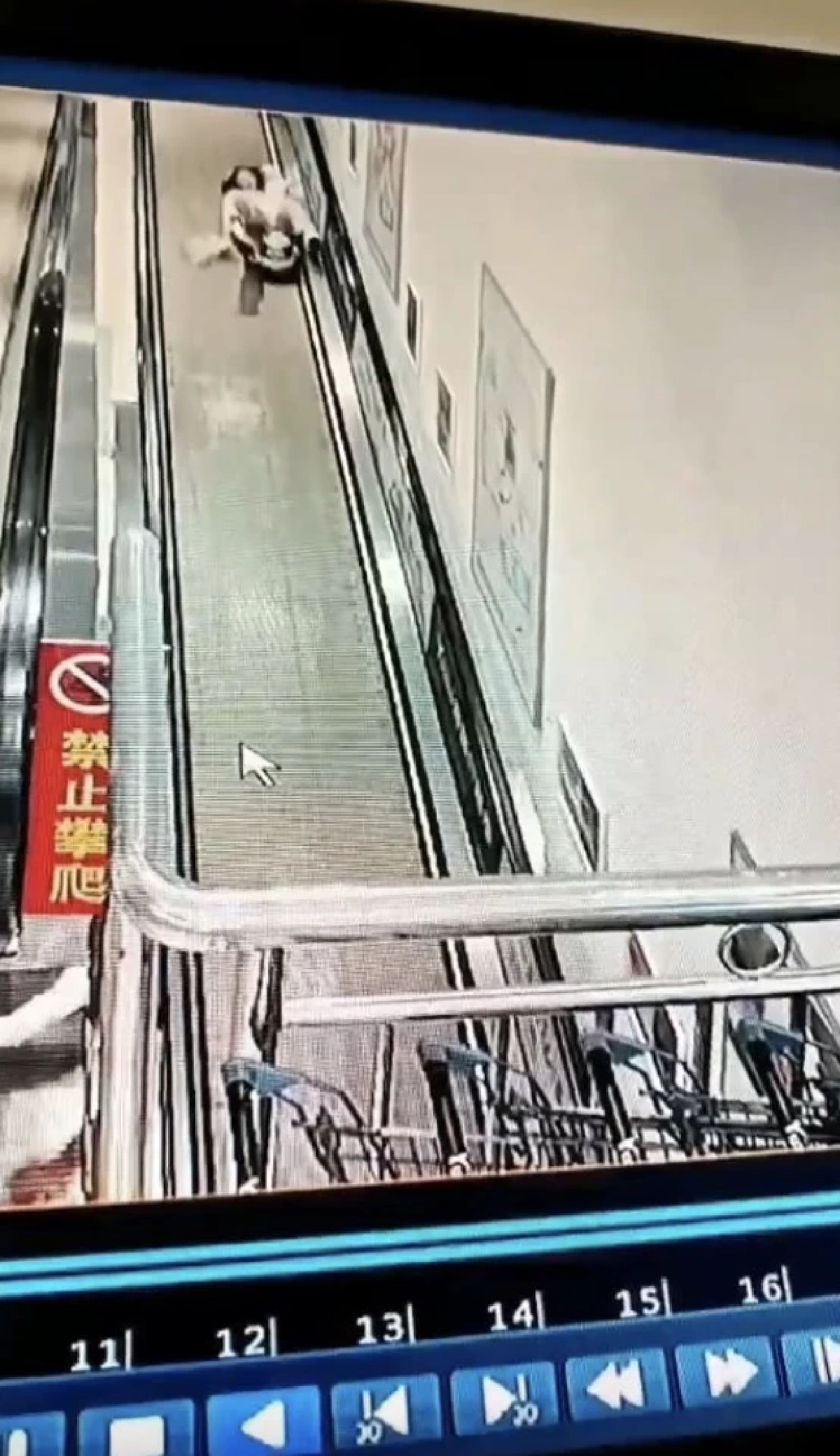 ระทึกกลางห้าง ปล่อยรถของเล่นไหลพุ่งลงบันไดเลื่อน ชนแม่อุ้มทารก