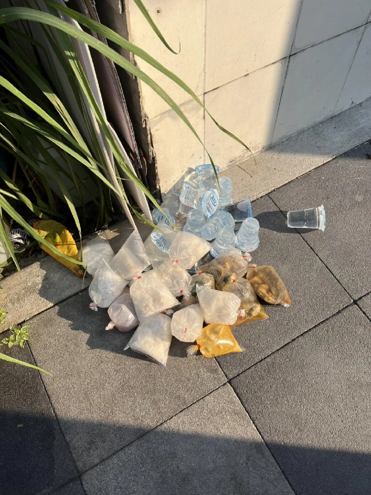 ภาพคล้ายของใส่บาตรถูกทิ้งข้างทาง ถกเดือดพระจริงหรือปลอม