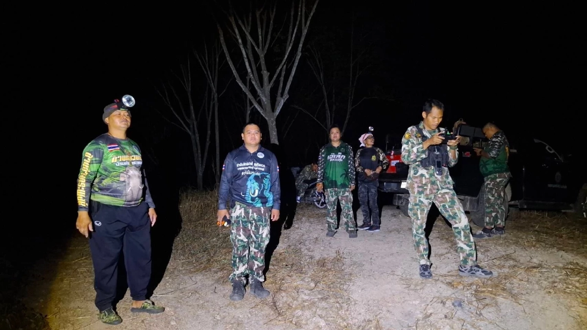 ส่องนาทีระทึก! โดรนจับภาพโขลงช้าง 20 ตัวบุกประชิดหมู่บ้าน