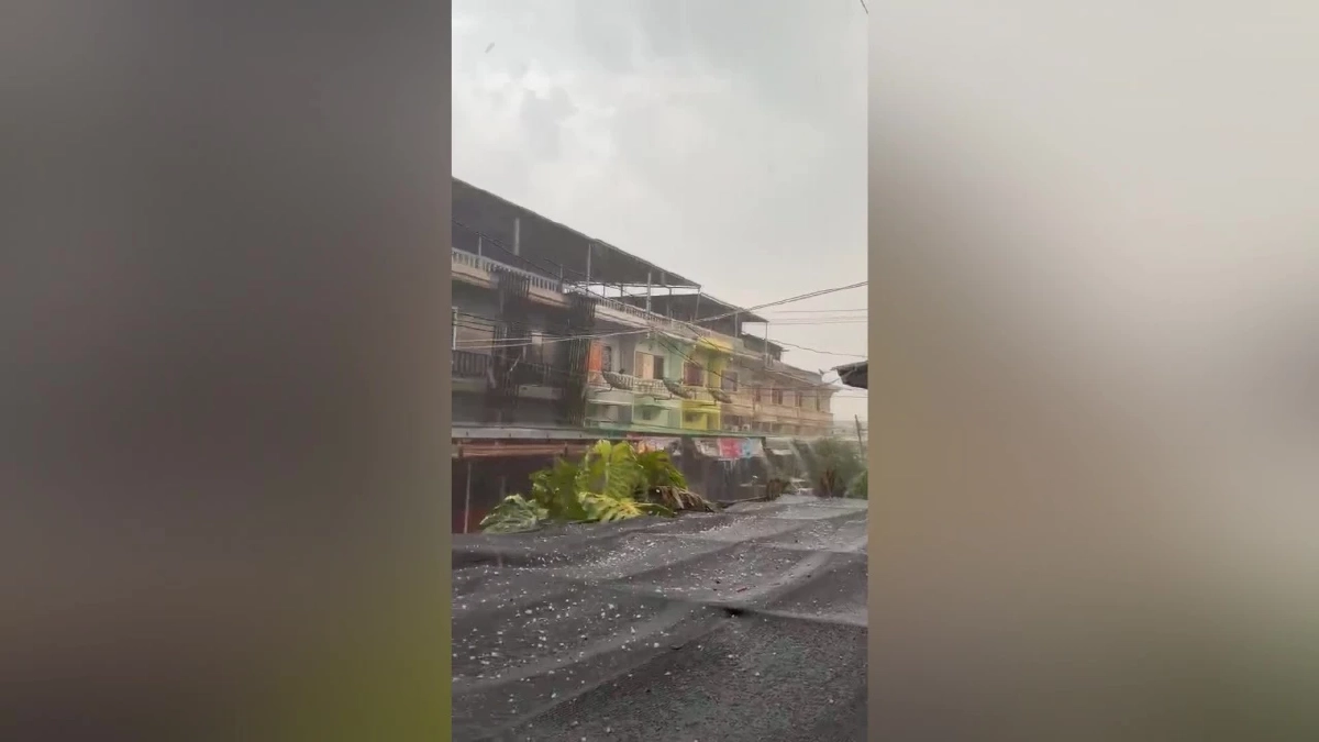 พายุถล่มน้ำโสมหลังคาปลิวฟาดสายไฟดับทั้งเมือง กีฬา อบต. หนีวุ่น