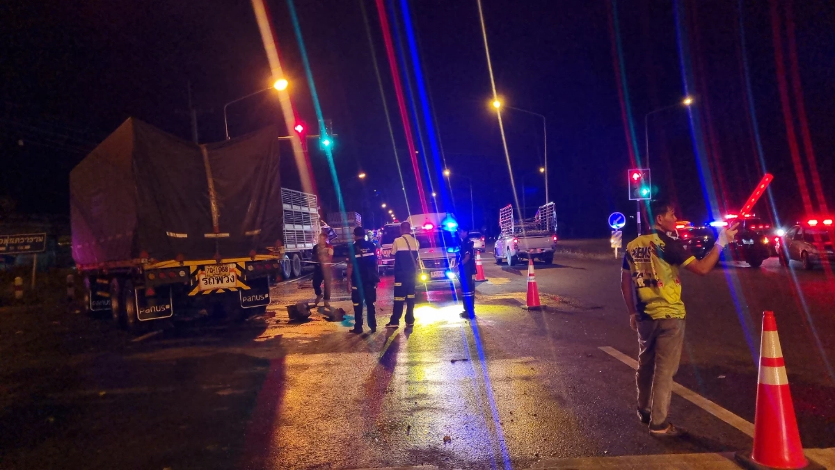 สลด! รถพ่วงบรรทุกปุ๋ยชนรถขนหมู ยับ 4 คันซ้อน หมูดับเกลื่อน