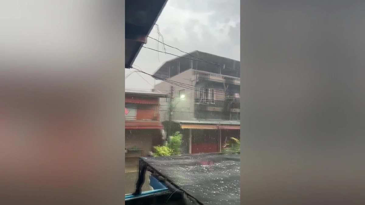 พายุถล่มน้ำโสมหลังคาปลิวฟาดสายไฟดับทั้งเมือง กีฬา อบต. หนีวุ่น