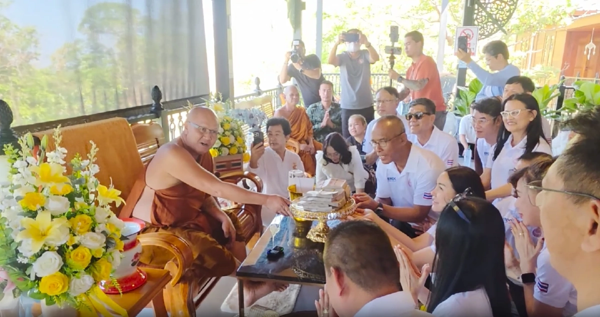 หลวงตาสินทรัพย์มอบเงิน 2.5 ล้านหนุนทหารทำถนนชายแดนเฟส 2