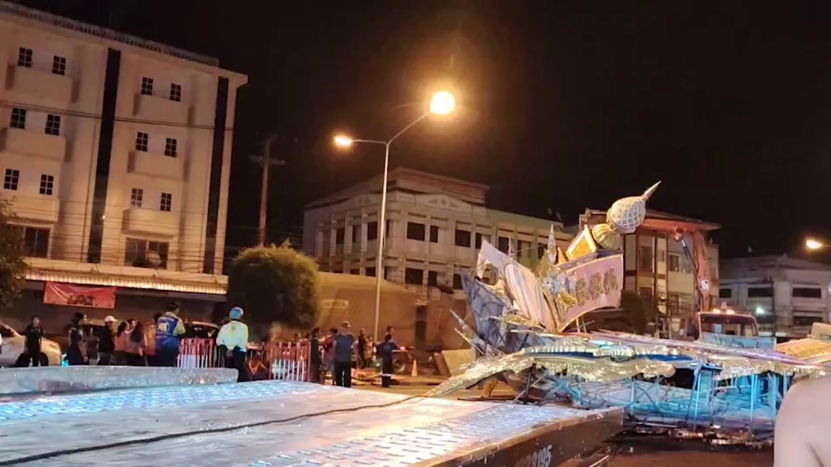 พายุถล่มขุขันธ์ซุ้มประตูเมืองพังยับขวางถนน 4 เลน โชคดีไร้เจ็บ