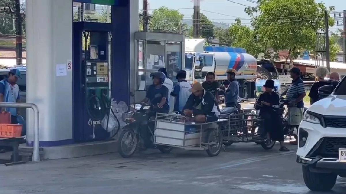 เขาหลักวุ่น! ปชช. แห่เติมน้ำมันล้นถนน หลังกังวลน้ำมันสำรอง 61 วัน