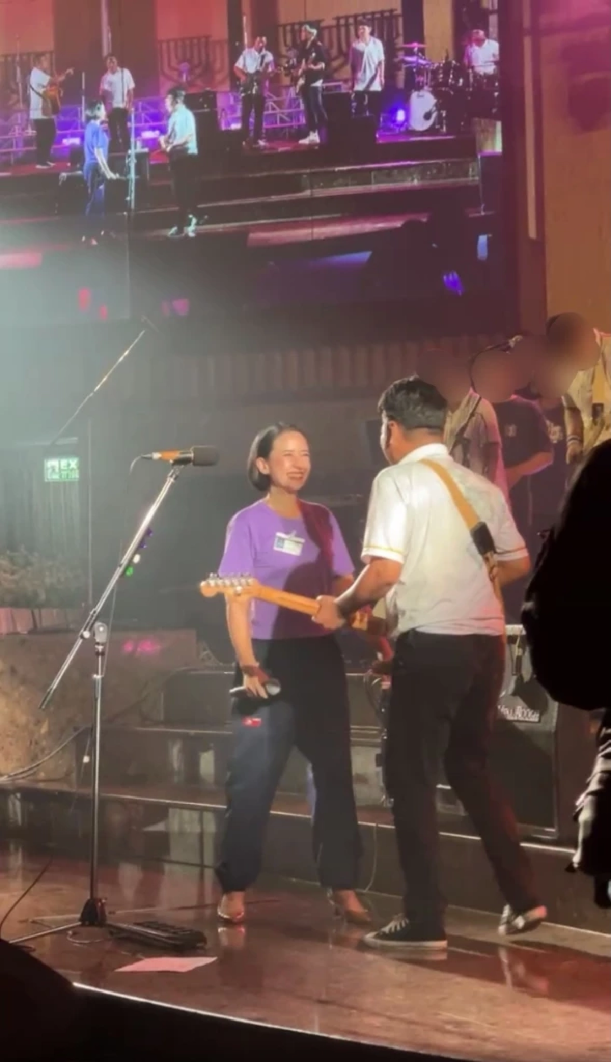 ส่องภาพล่าสุด ปุ๊กกี้ ปริศนา ขึ้นเวทีร้องเพลง เสก โลโซ เล่นกีตาร์ให้