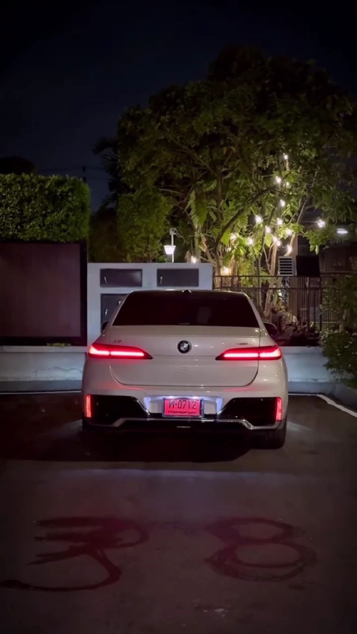 โสดแล้วแซ่บ “ใบเตย” เป่าเค้กวันเกิด 38 พร้อมรถใหม่ป้ายแดง 