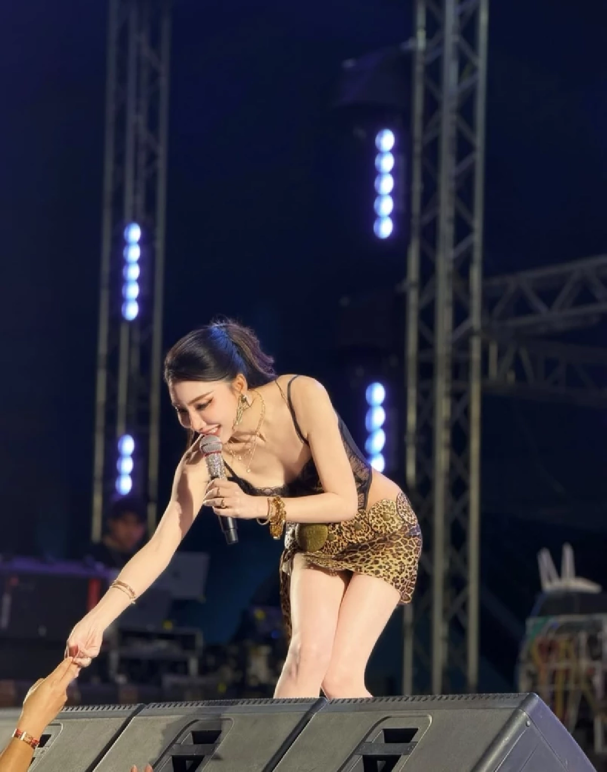 “เบนซ์ พริกไทย” จัดลุคเซ็กซี่ขึ้นเวที โดนตั้งคำถามแรงเกินไปไหม