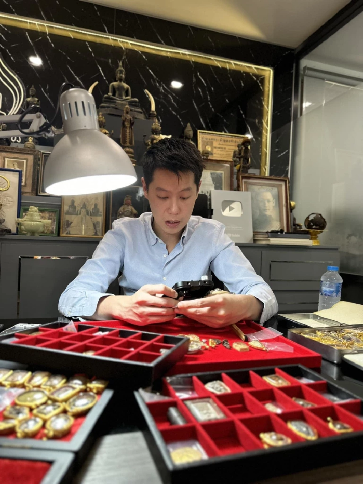 เปิดประวัติ "บูม จักรเพชร" จากเด็กหัวรั้น สู่เซียนพระชื่อดัง